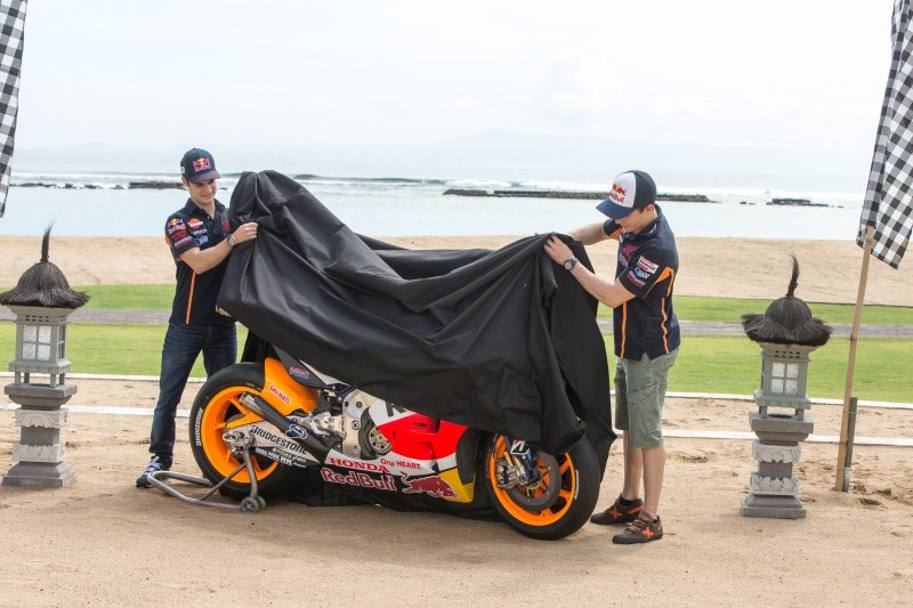 Nella suggestiva cornice dell&#39;Indonesia, a Bali, Daniel Pedrosa e il campione del mondo Marc Marquez hanno svelato la nuova Honda per il Mondiale MotoGP 2015